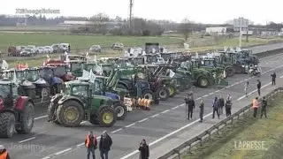 Francia, agricoltori bloccano due autostrade attorno a Parigi