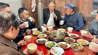 陪妈妈和舅舅一起，在老家吃着柴火饭，那才叫真的香