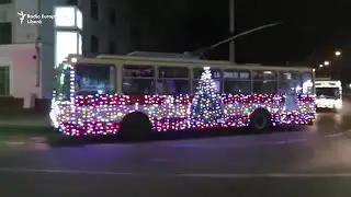 Troleibuze decorate de sărbători, pe străzile Chișinăului în noaptea de Revelion