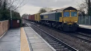 Freightliner 66522 4E81 meets Northern 195005 calling at platform 1 Lea Road 9/1/2026