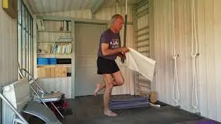 Yoga Iyengar  : postures inversées avec l'aide du mur No 08