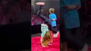 ADLEY does a SPLiT on STAGE!! she shows off her moves to the crowd at VidSummit with niko & dad 🌀