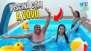 SARAH DE ARAÚJO EM UM DIA DE DIVERSÃO NA PISCINA COM A VOVÓ E A PRIMA ! Dia a Dia com Amanda