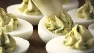 Kochrezept: Gef&uuml;llte Eier mit Castello Creamy Blue und Spinatsalat