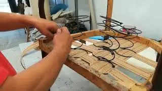 Realizzazione di un'imbottitura su una sedia antica