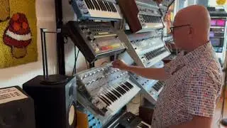 Playing the Pentaphonic Clear Gleeman at Vintage Synth Museum