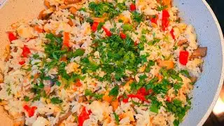 Rapid si gustos,orez,ciuperci cu pui la tigaie.🍽😏   Rice, mushrooms with chicken in a pan.