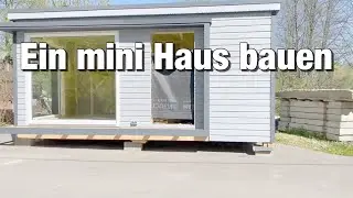Ein Mann baut ein modulares Haus mit eigenen H&auml;nden.