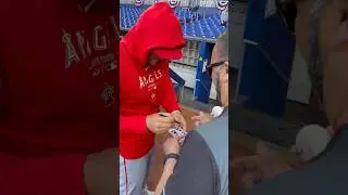 #MLB Mike Trout firmando aut&oacute;grafos en el loanDepot park