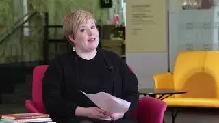 Valtiovarainministeri Annika Saarikko haastattelee kirjailija Jukka Laajarinnett&auml;