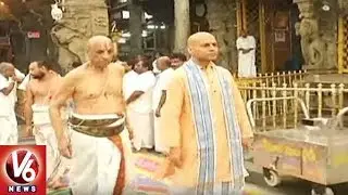 Governor Narasimhan Accompanied With Family Visits Tirumala Temple, Offer Prayers || V6 News