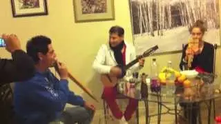 Los Kjarkas tocan 'Munasqechay' con las Australianas Samara Mobbs y Sabrina Mobbs