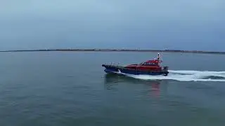 Razorbill pilot boat, nightmare keeping up with these guys as their so fast!