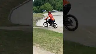 WHEELIE 🚲 Op de BMX baan 🚀 #teamnl #bmx #cycling #bmxracing #fun #sports #athlete #wheelie #cycle