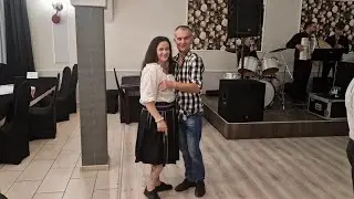 Chodziła po polu i zbierała kłosy, takie dziewczę kocham, co ma jasne włosy! Świetna nutka do tańca