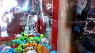 TELEPHONE CLAW MACHINE@PIZZA MAN PLUSH THAT LOOKS LIKE ITS ON FIRE