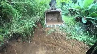 escavadeira fazendo estrada e limpeza