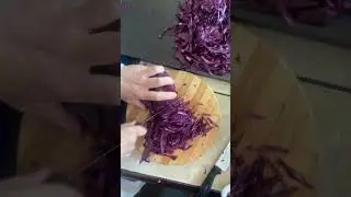 How to cut purple cabbage 🥬 #howtocutvegetables #howto