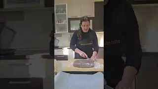 I mostaccioli sono un trionfo di aromi speziati . Dopo la cottura, vengono  glassati  di cioccolato 