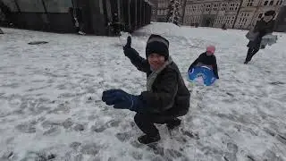 Misha main Salju di Alun-alun (Marktplatz) Bremen Jerman 