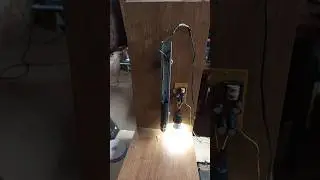 Furadeira de bancada com motor de impressora e trilho de gaveta