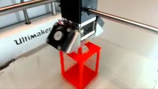 Timelapse - 3D Printer Printing a Small Firepole