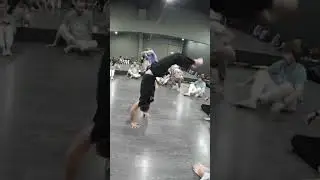 Macaco com cabeça baixa. Capoeira. 