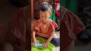 Barbara Sedang Bermain Slime