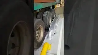 TRUCK WHEEL RESTRAINT AUTOMATIC