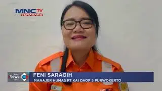 PETUGAS EVAKUASI MATERIAL LONGSORAN