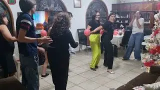 Aquí no entendí bien pero tenían que avanzar sin tirar los globos creo jajaja