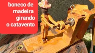 Invenção do boneco de madeira girando um catavento, marceneiro mostra como fazer.