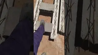 Teste de resist&ecirc;ncia de lajota de cimento.