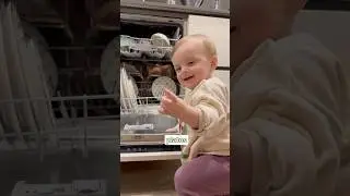 BEBE ayuda a ordenar los PLATOS