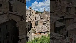 Central Italy is filled with stunning medieval villages #shorts #italy #architecture #archery