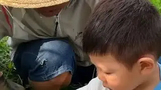 宝宝从小学习感恩善待他人，爸妈切好西瓜，他亲手给帮干活的长辈#家有萌娃 #父母是孩子最好的老师 #好孩子 #言传身教 #传承好家风