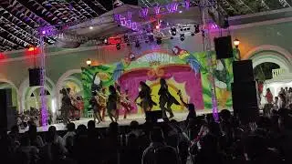 Presentaci&oacute;n de la comparsa Fiesta Caliente en la coronaci&oacute;n 2025