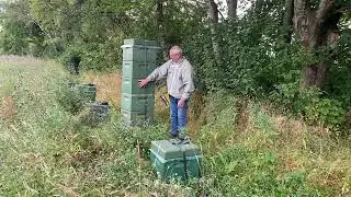 Honningen skal tages fra. Og varroa behandles og foderers til vinter.