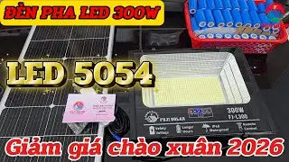 Đ&egrave;n năng lượng mặt trời - Đ&egrave;n pha 300W c&ocirc;ng nghệ chiếu s&aacute;ng LED 5054 giảm gi&aacute; CH&Agrave;O XU&Acirc;N 2026