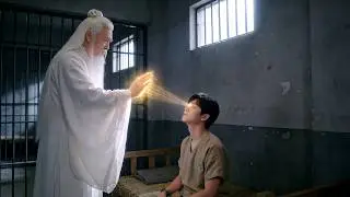 窮小子被妻子背叛入獄，卻在獄中意外被神秘老人傳授神瞳醫術，廢柴直接逆襲爲王，出獄後迎娶富家千金走上人生巔峰！