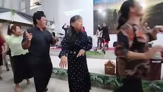 Tarian sukacita jemaat Zebaoth Lirung saat Ibadah