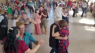 Valsa bonita o povo dança em Correia pinto sc 14 12 25 ao.vivo 