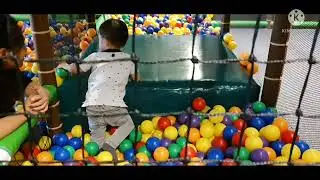 Monkey Town in Mierlo-Danny Jordan vs Livia đi chơi.