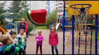 Разбиваем ПИНЬЯТУ АРБУЗ. Watermelon pinata smashing