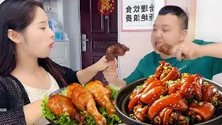 My selfish husband ate all my noodles and even tried to steal my chicken leg! That's too much!