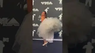 Addison Rae looks like an ethereal white swan on the #VMA2024 carpet 🤍