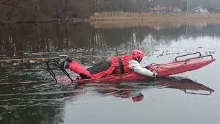 Sprzątanie kurnika u kur na święta i ćwiczenia z ratownictwa wodno lodowego