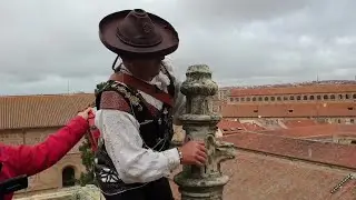El Mariquelo sube a la torre de la Catedral de Salamanca