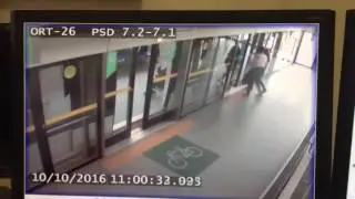 Monotrilho sai com portas abertas