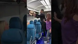 Мужчина спас женщину от буйного пассажира😳😡😡😨